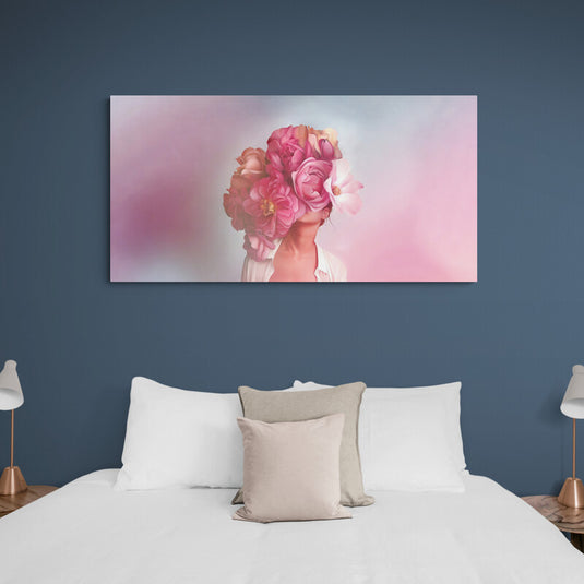 Mujer con cabeza cubierta de flores rosas sobre fondo difuminado