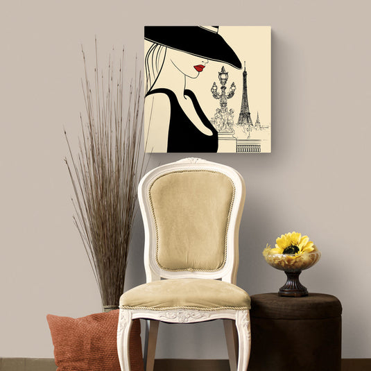 Cuadro decorativo de mujer elegante con sombrero frente a la Torre Eiffel – arte minimalista parisino en tonos beige y negro