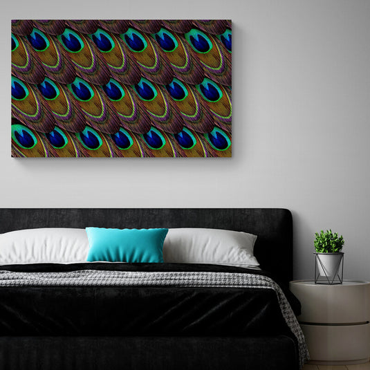 Cuadro decorativo con patrón de plumas de pavo real, arte detallado en tonos azul y dorado para recámara moderna.