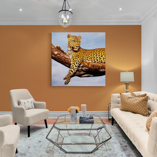 Tigre en reposo sobre un gran tronco, mirando hacia un lado, imagen impresionante y cautivadora.