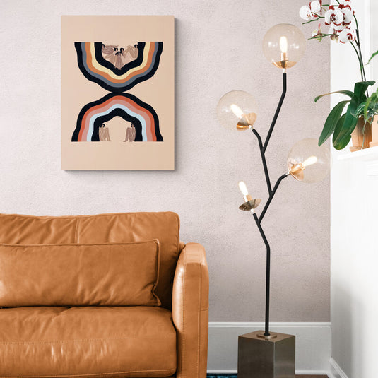 Cuadro decorativo beige con líneas curvas coloridas y figuras femeninas representando el empoderamiento de la mujer