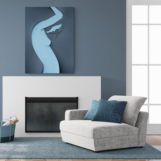 Abstracción de papel en tonos azules de una figura humana sobre fondo gris