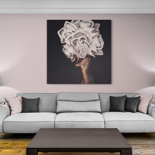 Mano sosteniendo un ramo de rosas esculpidas en blanco y gris