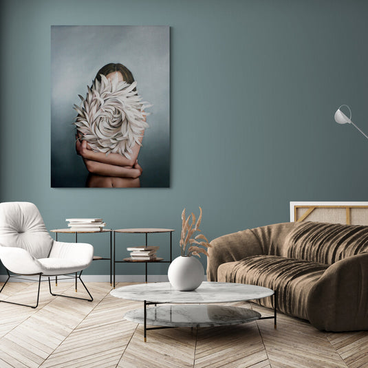 Mujer con rostro oculto por ramo de plumas en espiral