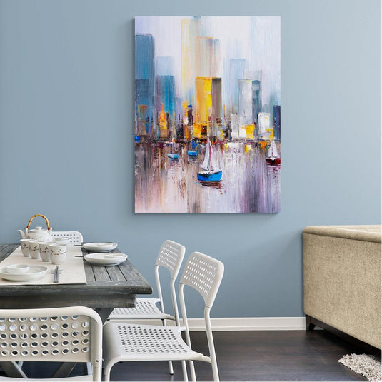 Pintura abstracta de veleros en un puerto urbano con rascacielos coloridos