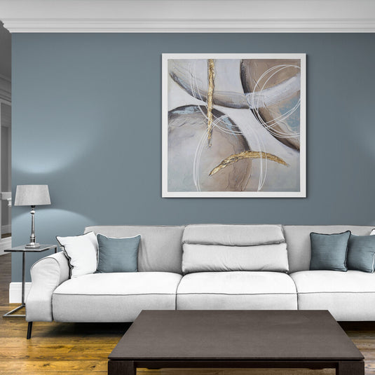 Esferas abstractas flotantes con texturas y detalles dorados en arte decorativo moderno