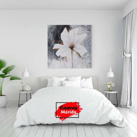 Pintura de flor blanca con pétalos texturizados sobre fondo gris oscuro