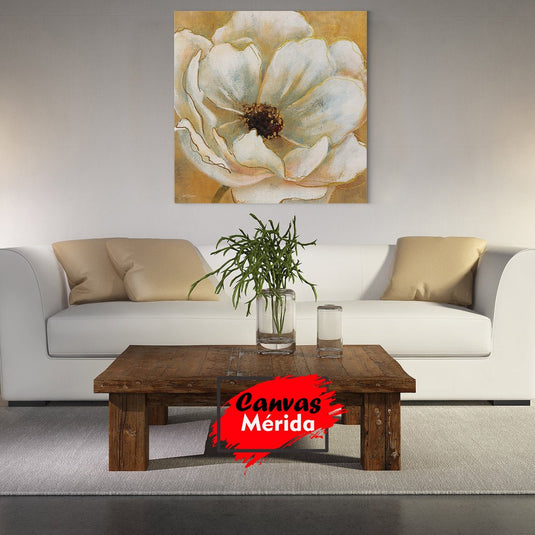 Pintura de una magnolia con pétalos en tonos cremas y toques dorados