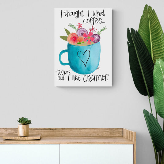 Ilustración de taza de café con flores y mensaje divertido