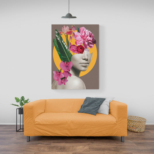 Cuadro decorativo: retrato femenino entre flores rosas y carmesí sobre fondo café con detalles verdes.