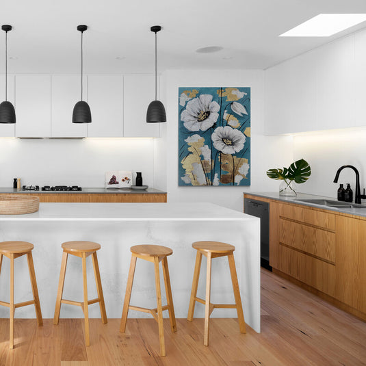 Amapolas blancas abstractas sobre fondo azul y dorado