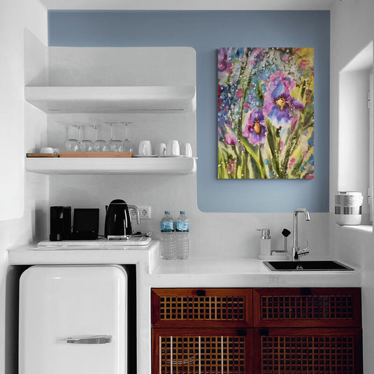 Iris morados con fondo abstracto colorido en técnica de acuarela