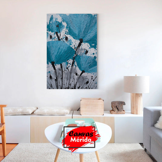 Cuadro abstracto de flores silvestres en tonos azules con detalles de goteo en estilo impasto
