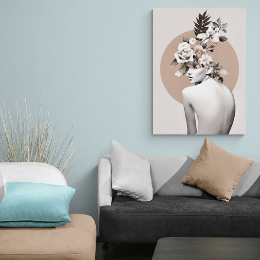 Busto femenino en blanco y negro con corona floral monocromática