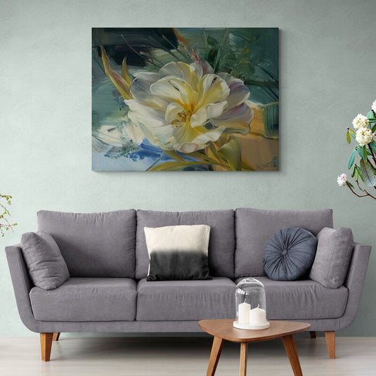 Pintura de un tulipán en tonos suaves con fondo abstracto expresionista