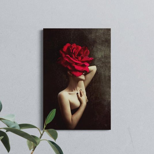 Mujer con gran flor roja cubriendo su cabeza en un retrato artístico y conceptual