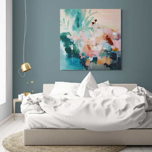 Pintura abstracta en tonos suaves de verde y coral que evoca un jardín