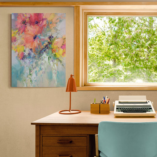 Pintura abstracta de un arreglo floral en tonos de coral y rosa