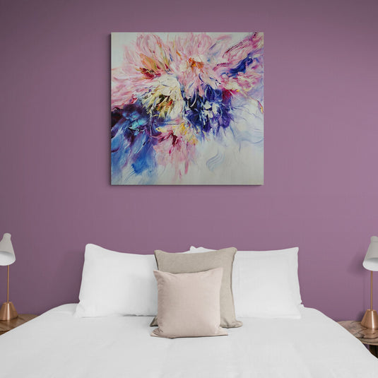 Pintura abstracta de flores en tonos de rosa, blanco y azul