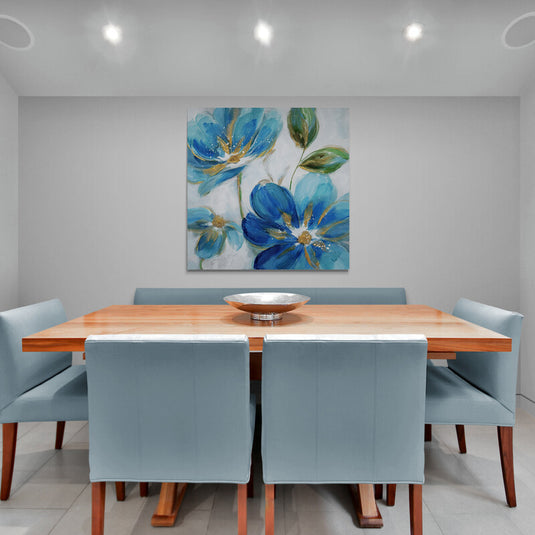 Pintura de flores azules con detalles dorados y hojas verdes