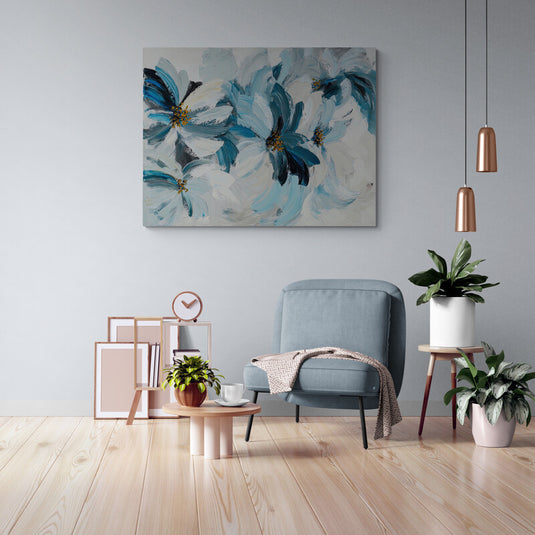 Pintura abstracta de flores en tonos de azul y blanco con centros dorados