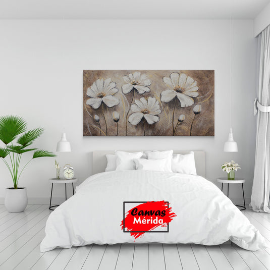 Pintura de flores blancas estilizadas sobre fondo en tonos tierra