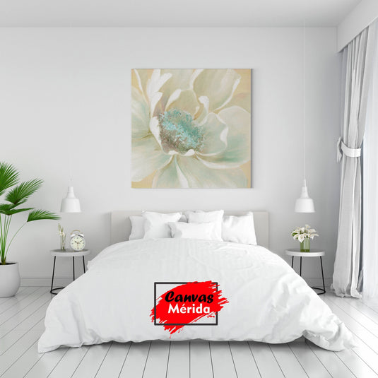 Pintura de flor en tonos pasteles con centro azul celeste