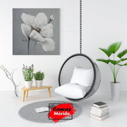 Pintura monocromática de una flor blanca sobre fondo gris