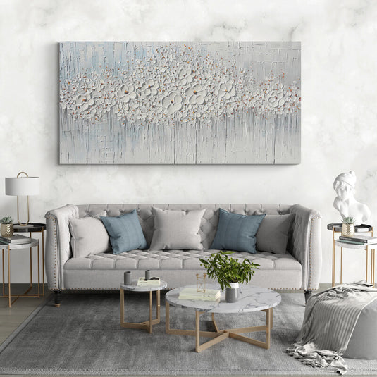 Pintura de flores blancas en relieve sobre fondo texturizado gris