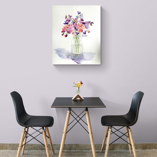 Ramo en jarrón transparente con flores naranjas, moradas y rosas en estilo acuarela sobre fondo blanco