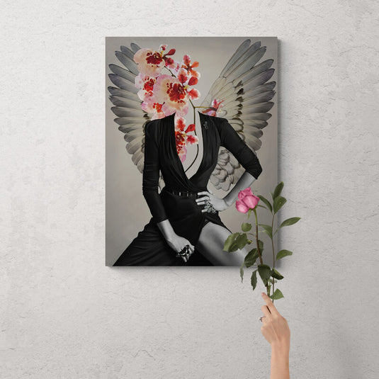 Arte surrealista de figura femenina con alas y cabeza de flores