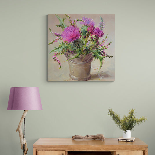 Pintura al óleo de un arreglo floral con cardos púrpura en un recipiente metálico