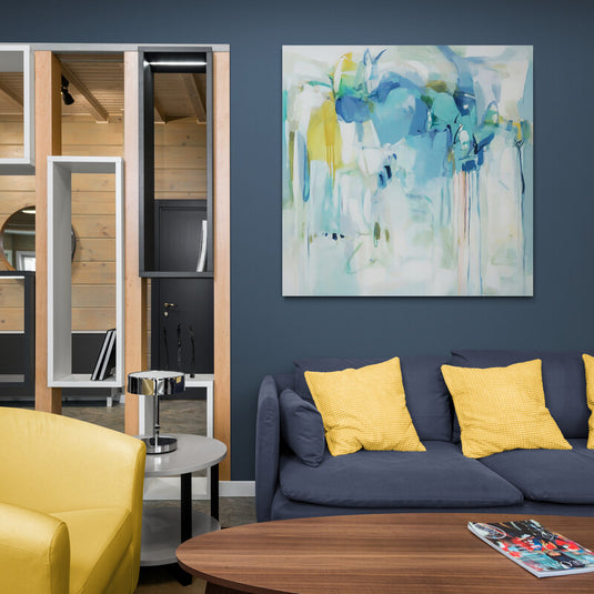 Obra de arte abstracta en tonos azules y verdes con toques de amarillo