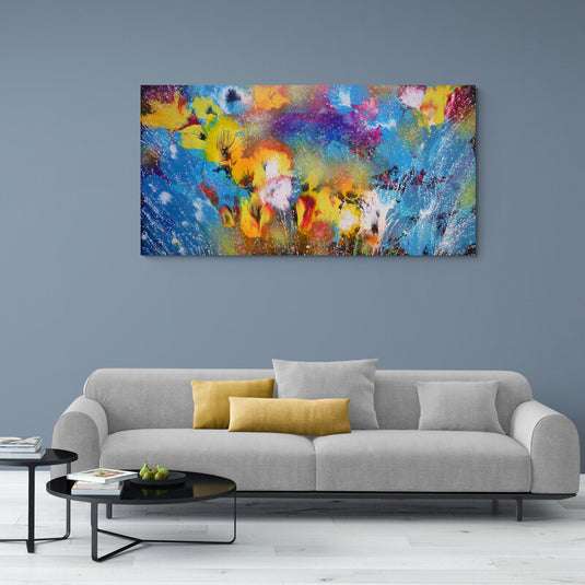 Pintura abstracta vibrante con explosión de colores florales sobre fondo azul
