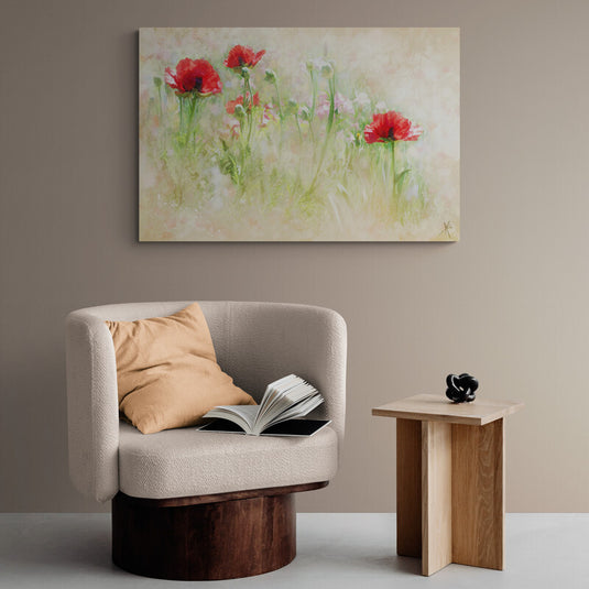 Pintura de amapolas rojas en un campo con bruma en tonos pastel