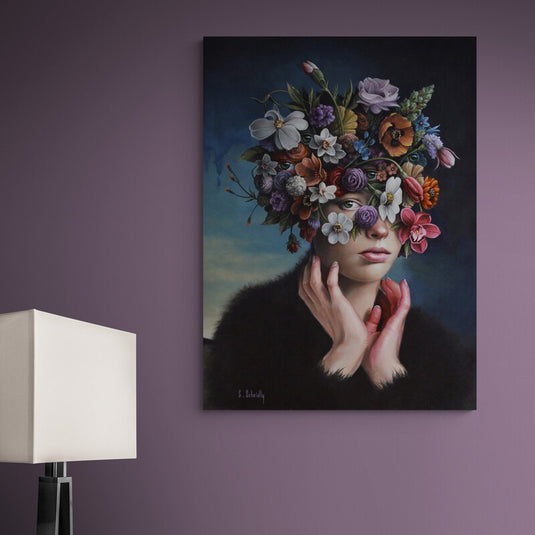 Retrato de mujer con cara parcialmente cubierta por flores multicolores