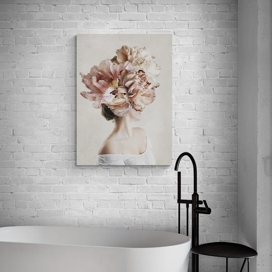 Retrato de mujer con cabeza adornada de flores grandes en tonos pastel