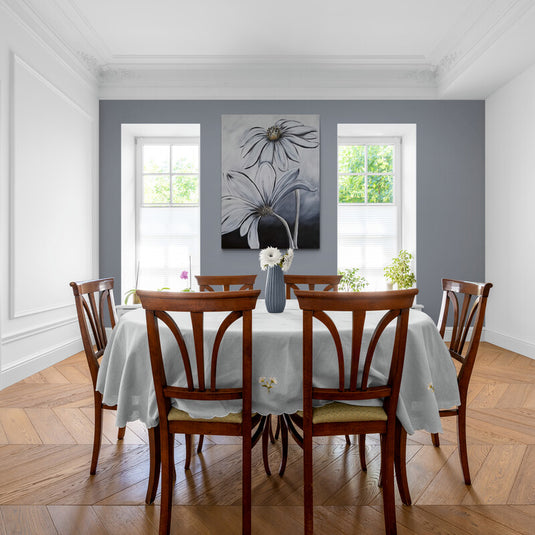 Pintura de dos flores blancas con detalles metálicos sobre fondo gris