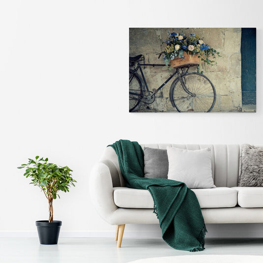 Fotografía de bicicleta vintage con canasto de flores frente a pared antigua