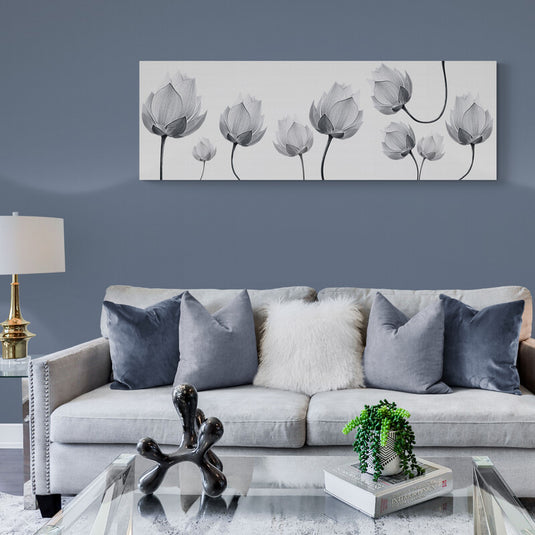 Pintura minimalista de flores de loto en blanco y negro