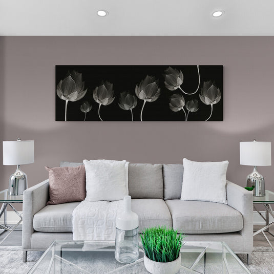 Pintura en blanco y negro de flores de loto con fondo oscuro