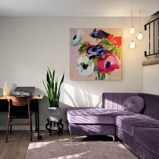 Pintura abstracta de flores con pinceladas vibrantes en tonos rosas y azules