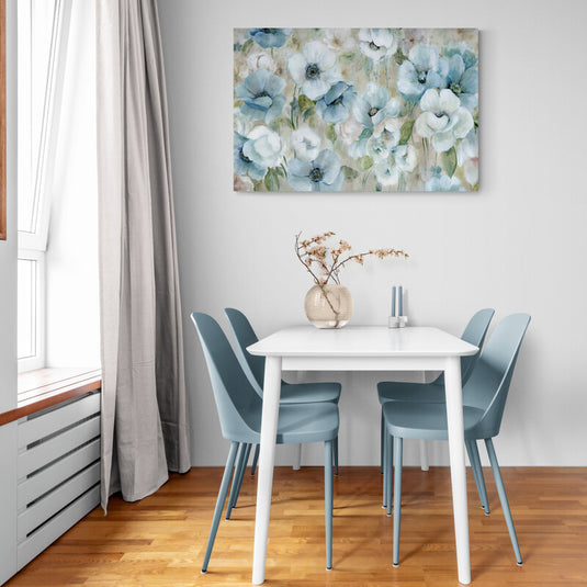 Pintura de flores delicadas en tonos de azul y blanco con un toque acuoso
