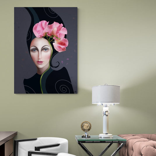 Retrato surrealista de mujer con flores rosas en la cabeza sobre fondo oscuro