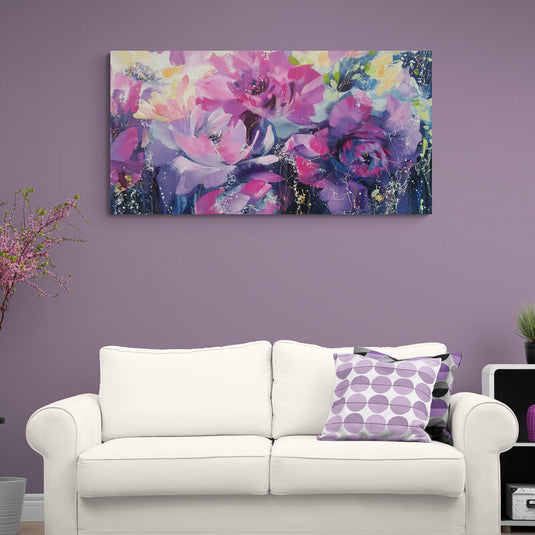 Pintura abstracta de flores en tonos rosas y púrpuras con detalles dorados