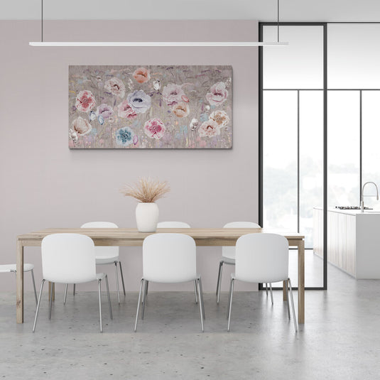 Pintura de campo de flores en tonos pastel sobre fondo texturizado