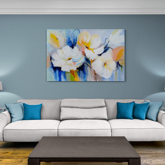 Pintura abstracta de flores blancas y amarillas con fondo azul