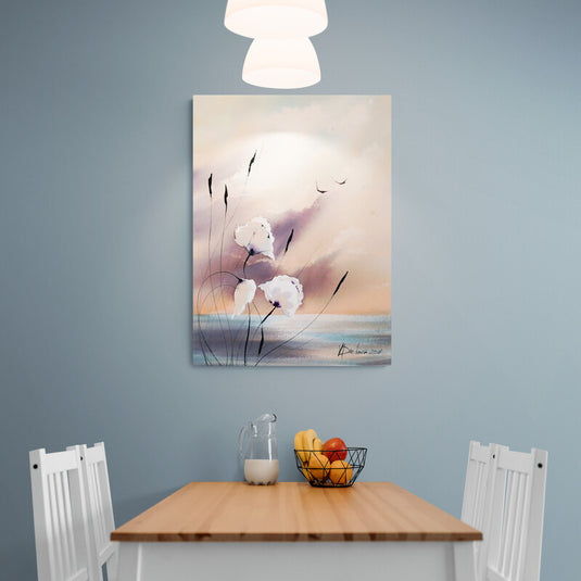 Pintura abstracta de flores blancas y aves con fondo suave de acuarela