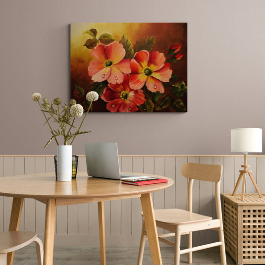 Pintura de flores grandes en tonos rojos y naranjas con fondo dorado