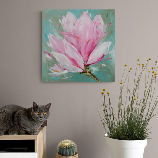 Pintura al óleo de una magnolia en tonos de rosa sobre fondo verde y azul